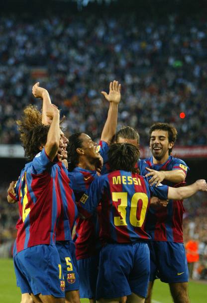 Barcellona, 1 maggio 2005, FC Barcellona-Albacete. Messi festeggiato dai compagni per il suo primo gol in maglia Barcellona (Ap)
